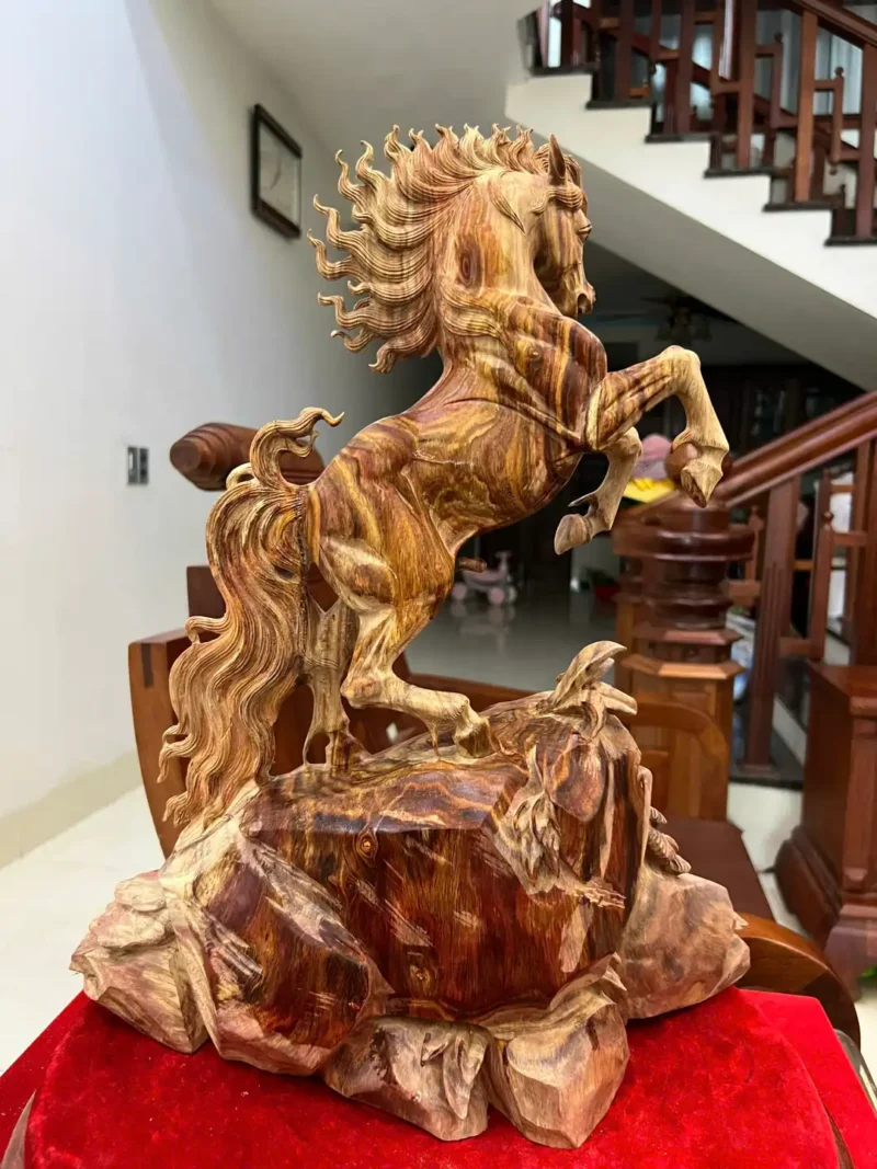 nhat-ma-go-G6154-2 Tượng Nhất Mã Gỗ Sưa Đỏ Vân Nhiều Đẹp Hàng Kỹ Nét Có Sơn G6154