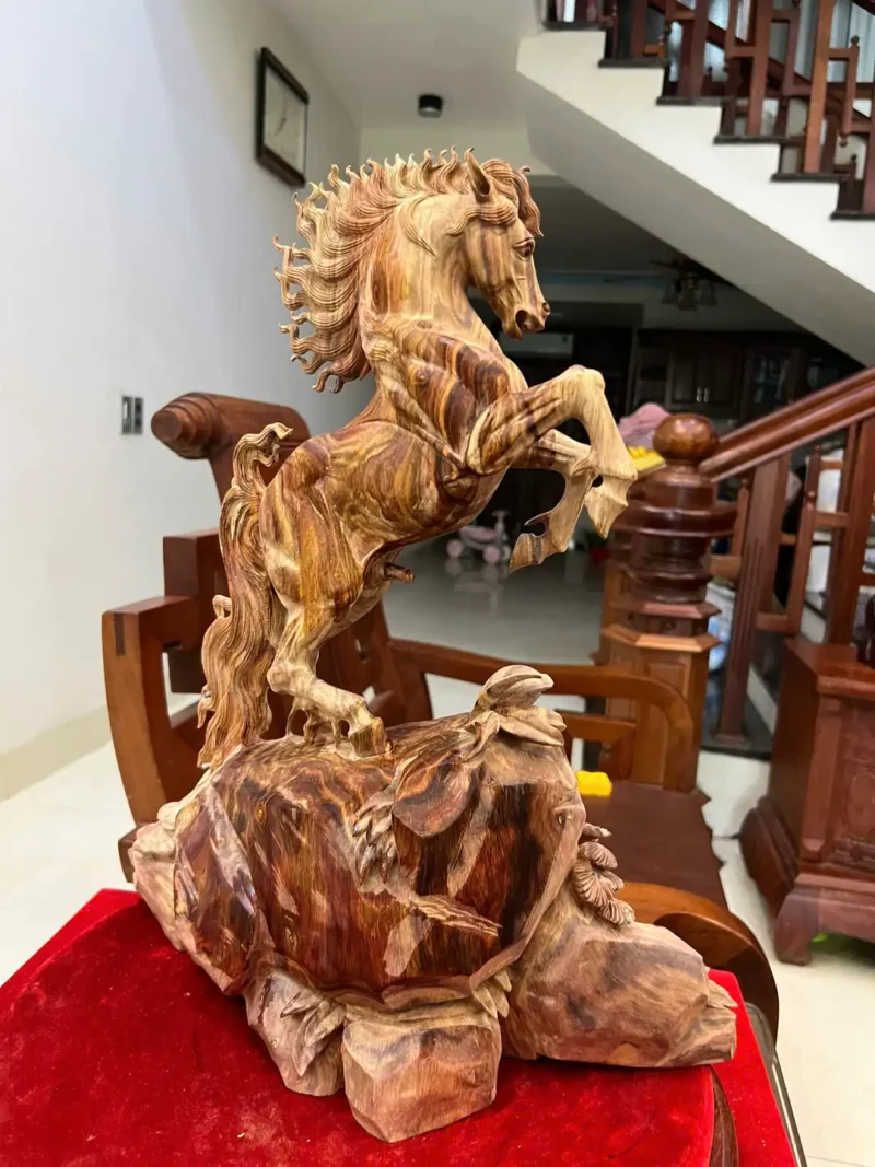 nhat-ma-go-G6154-3 Tượng Nhất Mã Gỗ Sưa Đỏ Vân Nhiều Đẹp Hàng Kỹ Nét Có Sơn G6154