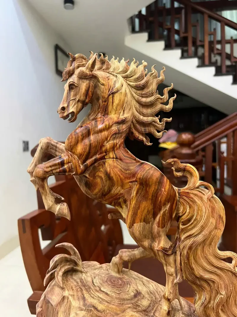 nhat-ma-go-G6154-5 Tượng Nhất Mã Gỗ Sưa Đỏ Vân Nhiều Đẹp Hàng Kỹ Nét Có Sơn G6154