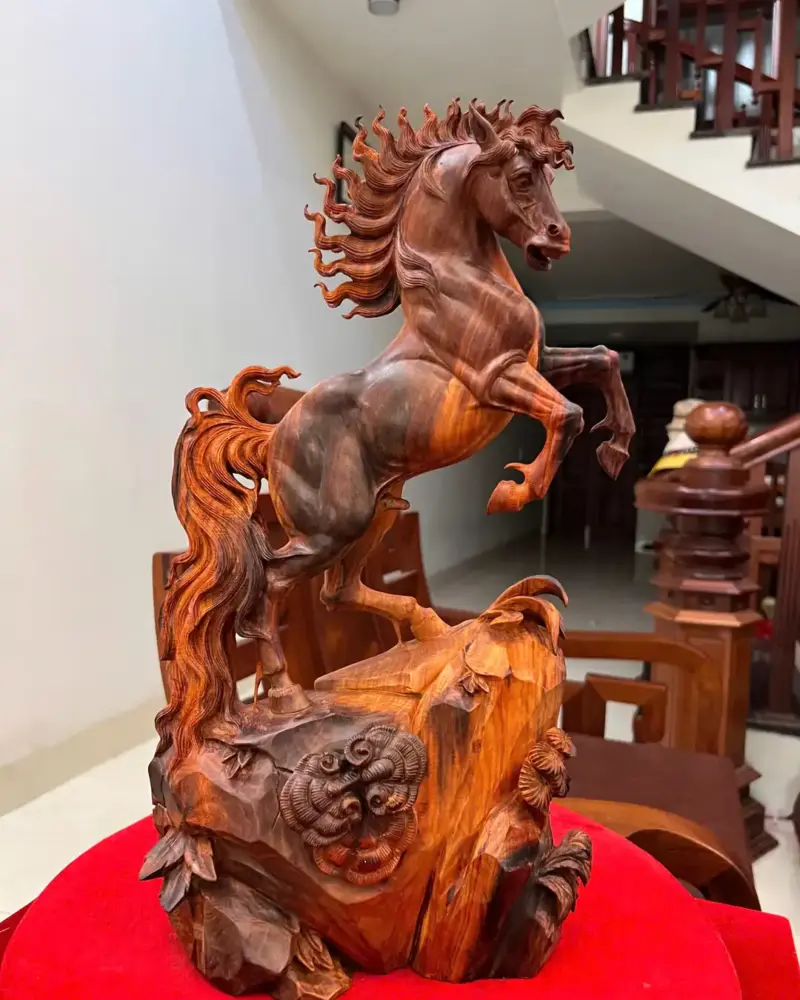 nhat-ma-phi-G5396-2 Tượng Nhất Mã Phi Thiên Gỗ Trắc Đỏ Đen Liền Khối Có Sơn G5396