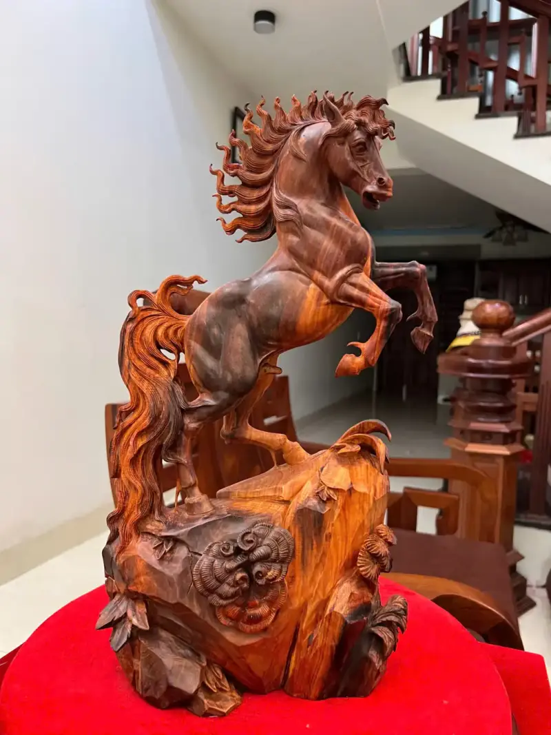 nhat-ma-phi-G5396-2 Tượng Nhất Mã Phi Thiên Gỗ Trắc Đỏ Đen Liền Khối Có Sơn G5396