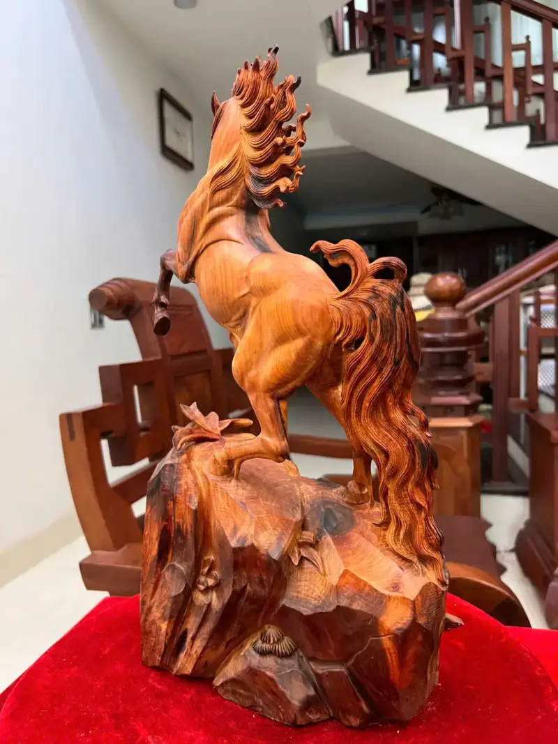 nhat-ma-phi-G5396-4 Tượng Nhất Mã Phi Thiên Gỗ Trắc Đỏ Đen Liền Khối Có Sơn G5396