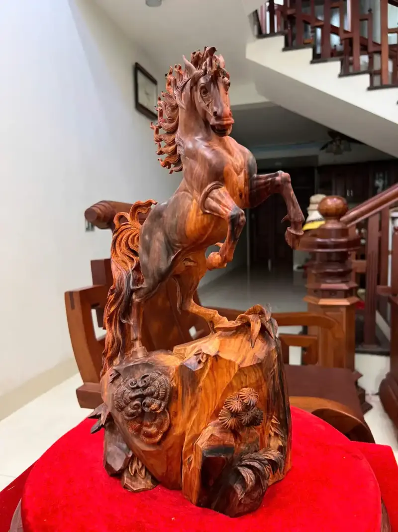 nhat-ma-phi-G5396-5 Tượng Nhất Mã Phi Thiên Gỗ Trắc Đỏ Đen Liền Khối Có Sơn G5396