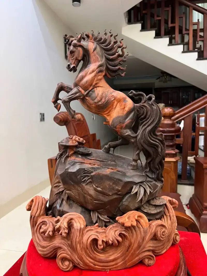 nhat-ma-phi-G5778-2 Tượng Nhất Mã Phi Thiên Gỗ Trắc Việt Đỏ Đen Liền Khối Chất Gỗ Đẹp Đục Kỹ Có Sơn G5778