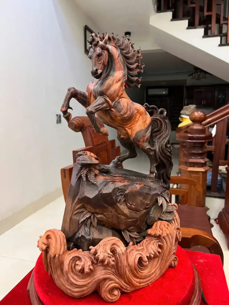 nhat-ma-phi-G5778-3 Tượng Nhất Mã Phi Thiên Gỗ Trắc Việt Đỏ Đen Liền Khối Chất Gỗ Đẹp Đục Kỹ Có Sơn G5778