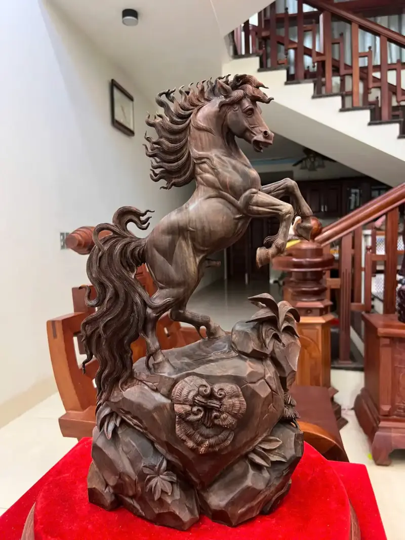nhat-ma-phi-G5779-2 Tượng Nhất Mã Phi Thiên Gỗ Trắc Đen Liền Khối Có Sơn G5779
