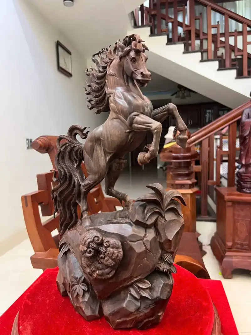 nhat-ma-phi-G5779-3 Tượng Nhất Mã Phi Thiên Gỗ Trắc Đen Liền Khối Có Sơn G5779