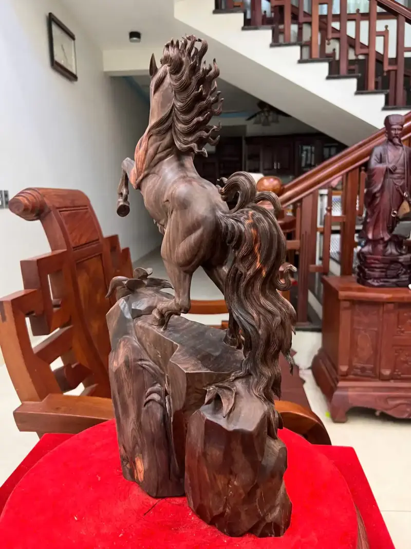 nhat-ma-phi-G5779-5 Tượng Nhất Mã Phi Thiên Gỗ Trắc Đen Liền Khối Có Sơn G5779