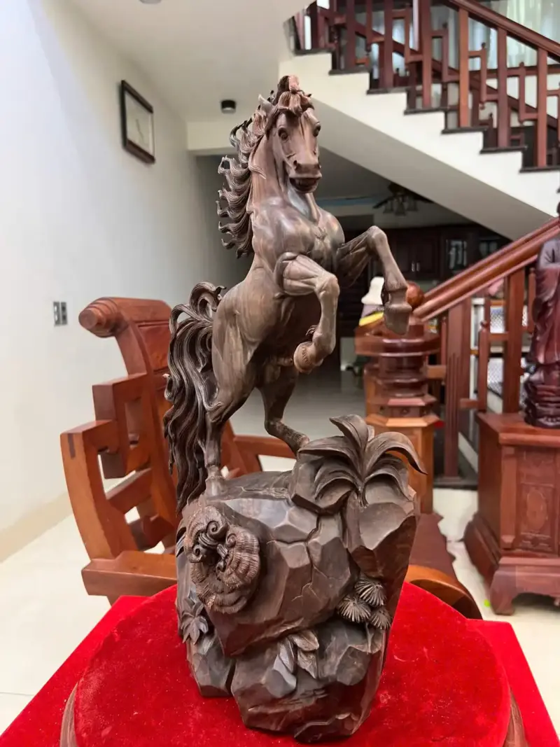 nhat-ma-phi-G5779-6 Tượng Nhất Mã Phi Thiên Gỗ Trắc Đen Liền Khối Có Sơn G5779