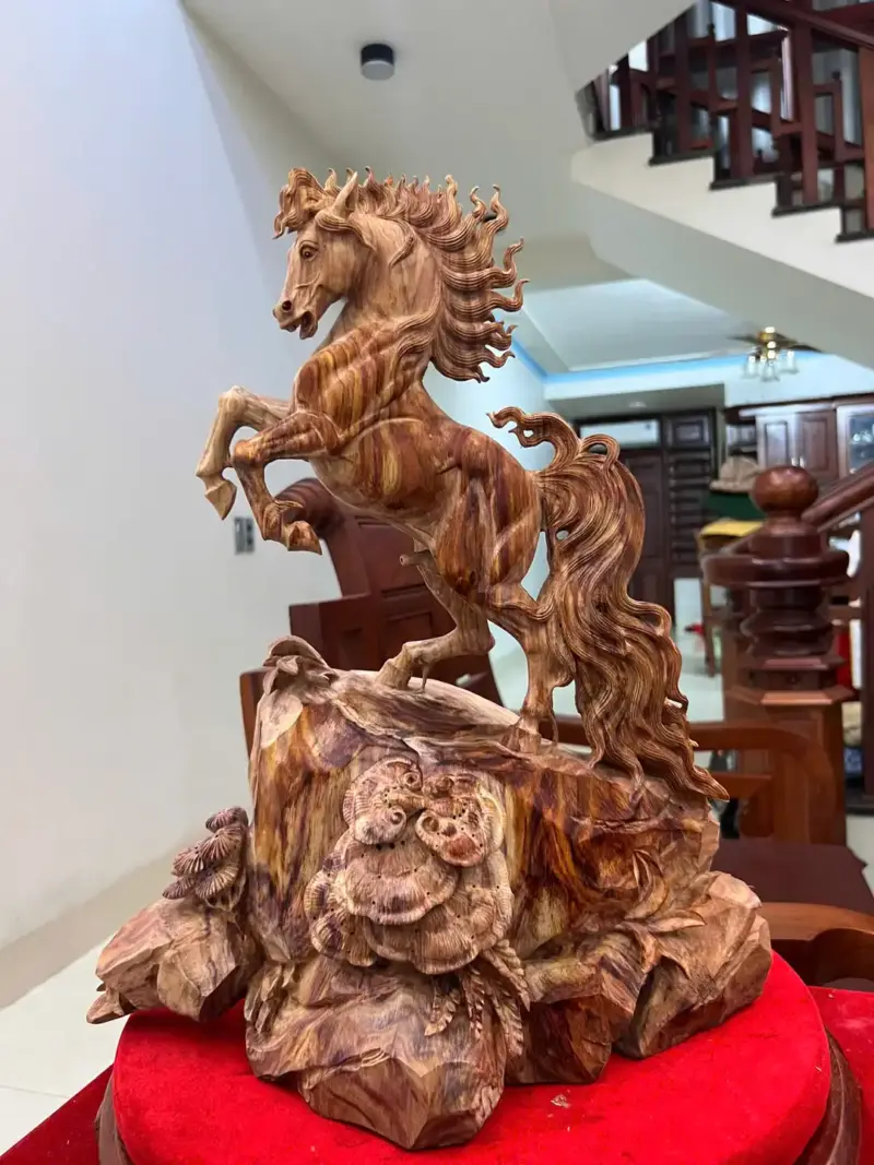 nhat-ma-phi-G5807-2 Tượng Nhất Mã Phi Thiên Gỗ Sưa Đỏ Hàng Kỹ Vân Đẹp Có Sơn G5807