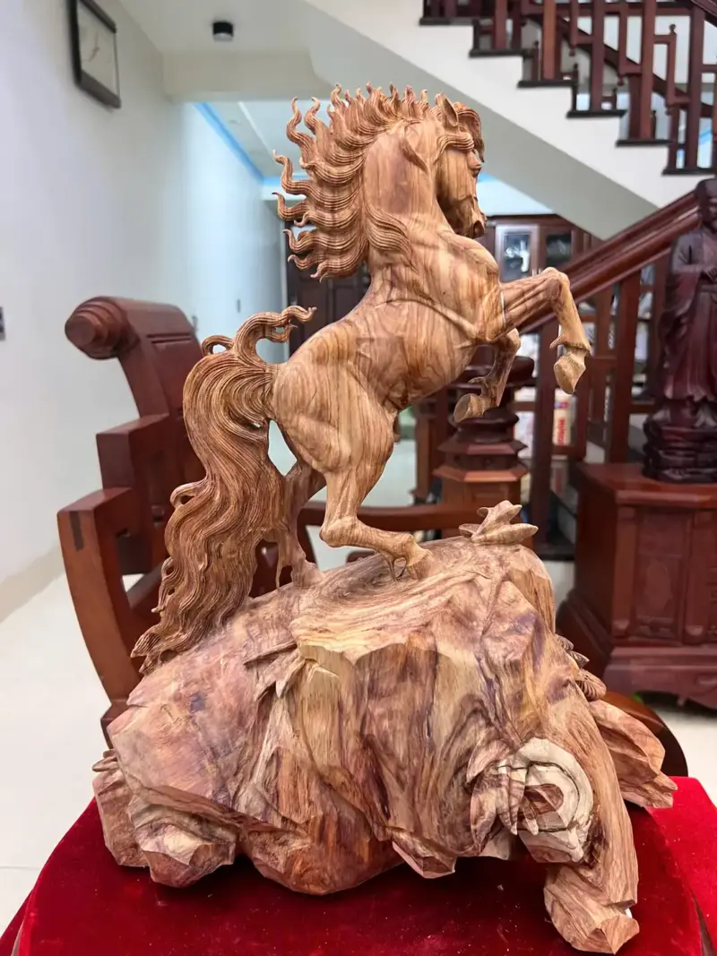 nhat-ma-phi-G5807-5 Tượng Nhất Mã Phi Thiên Gỗ Sưa Đỏ Hàng Kỹ Vân Đẹp Có Sơn G5807