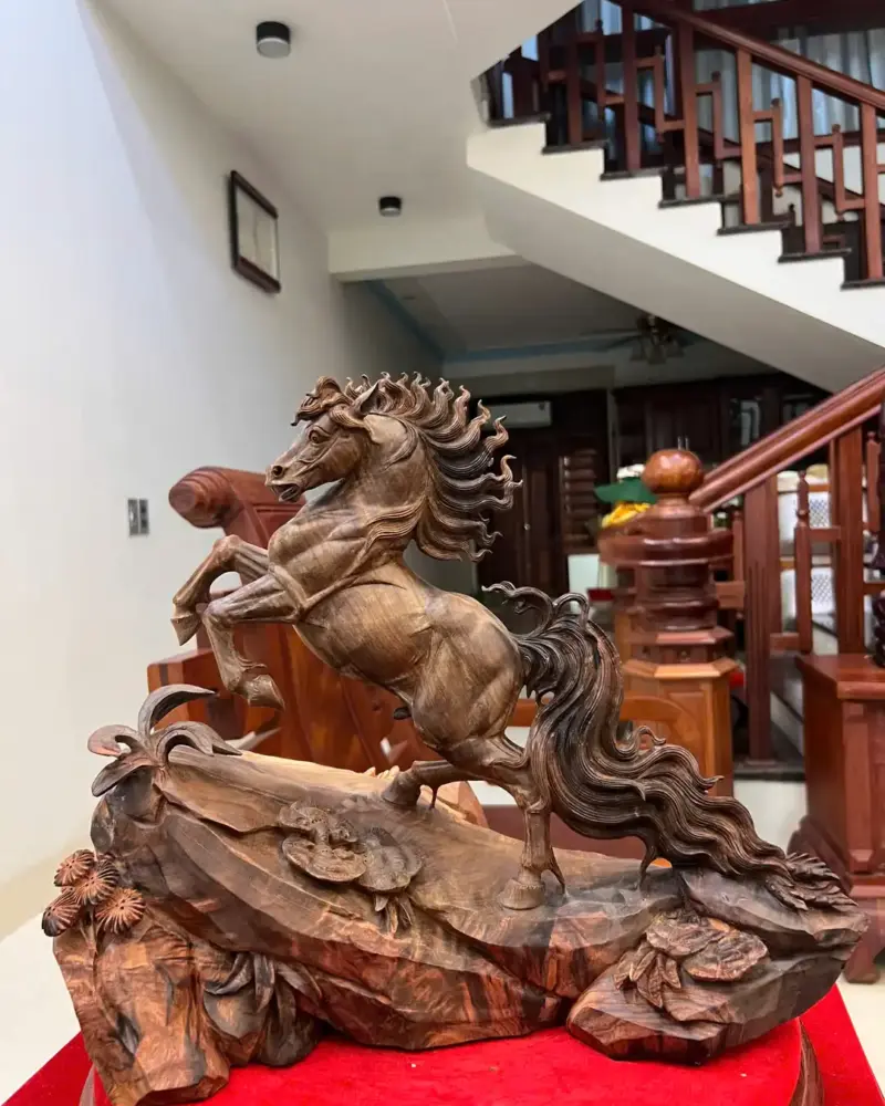 nhat-ma-phi-thien-go-trac-o-G5119-2_Nhất Mã Phi Thiên Gỗ Trắc Đỏ Đen Hàng Đục Kỹ Giá 6.900 Triệu Kích Thước Cao 37cm, Ngang 42cm, Sâu 20cm Tượng Nhất Mã Phi Thiên Gỗ Trắc Đỏ Đen Hàng Đục Kỹ Có Sơn G5119
