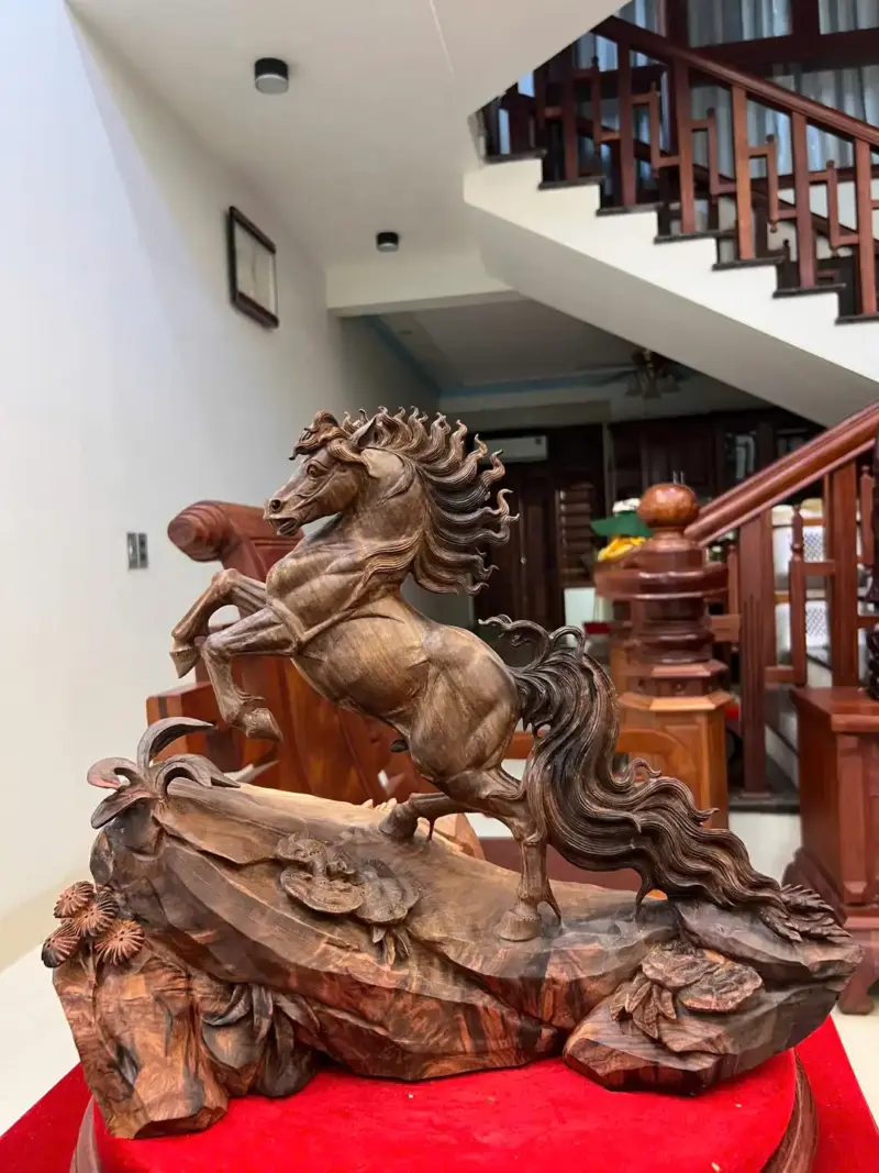 Tượng Nhất Mã Phi Thiên Gỗ Trắc Đỏ Đen Hàng Đục Kỹ Có Sơn G5119