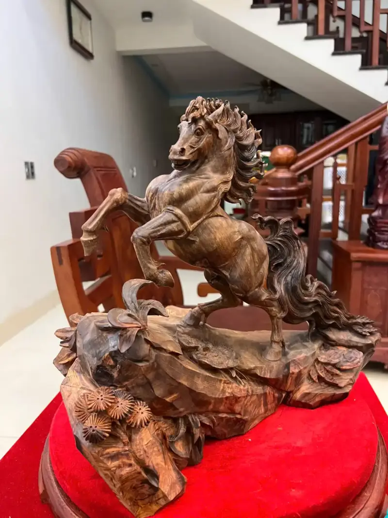 Tượng Nhất Mã Phi Thiên Gỗ Trắc Đỏ Đen Hàng Đục Kỹ Có Sơn G5119