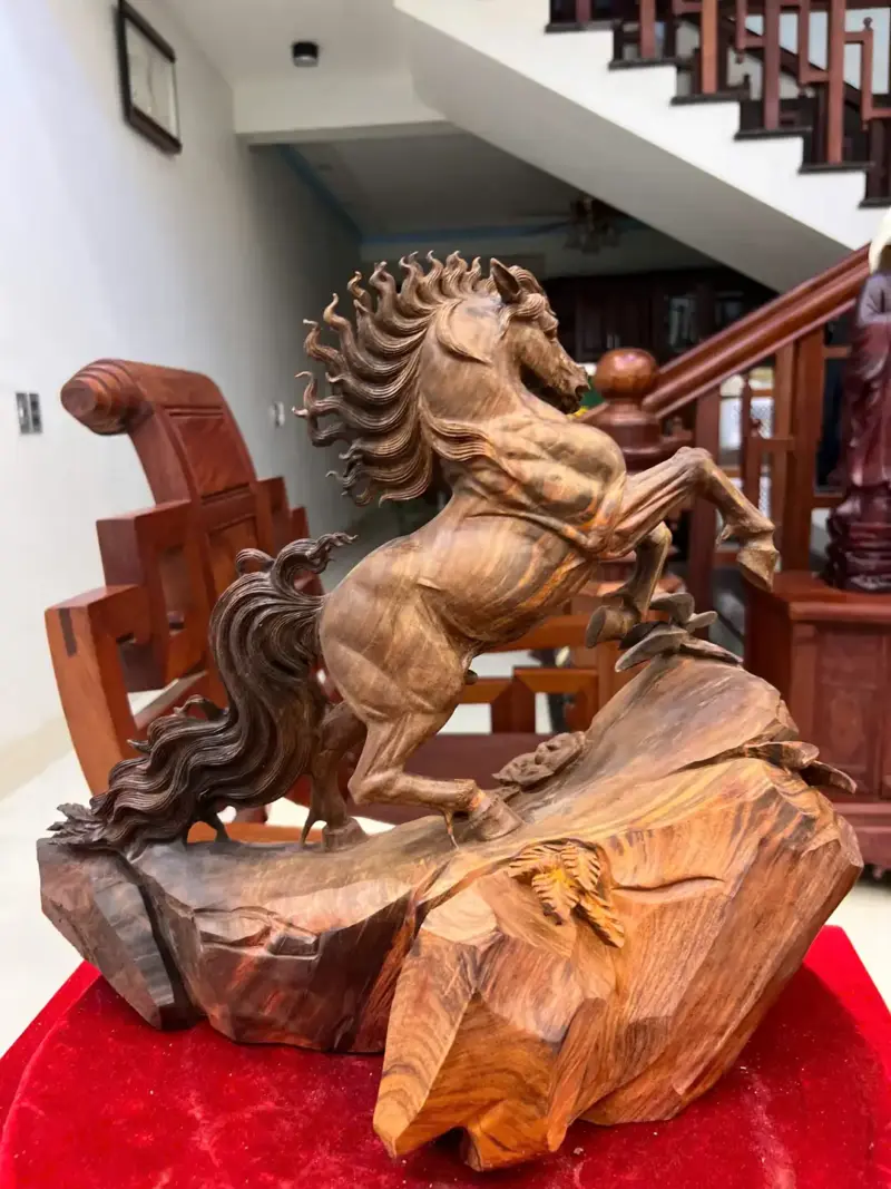 Tượng Nhất Mã Phi Thiên Gỗ Trắc Đỏ Đen Hàng Đục Kỹ Có Sơn G5119