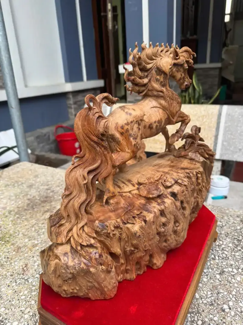 nhat-ma-thong-dong-go-nu-ngoc-G5780-4 Tượng Nhất Mã Thong Dong Gỗ Nu Ngọc Am Liền Khối Hàng Kỹ Nét Gai Nu Tự Nhiên G5780