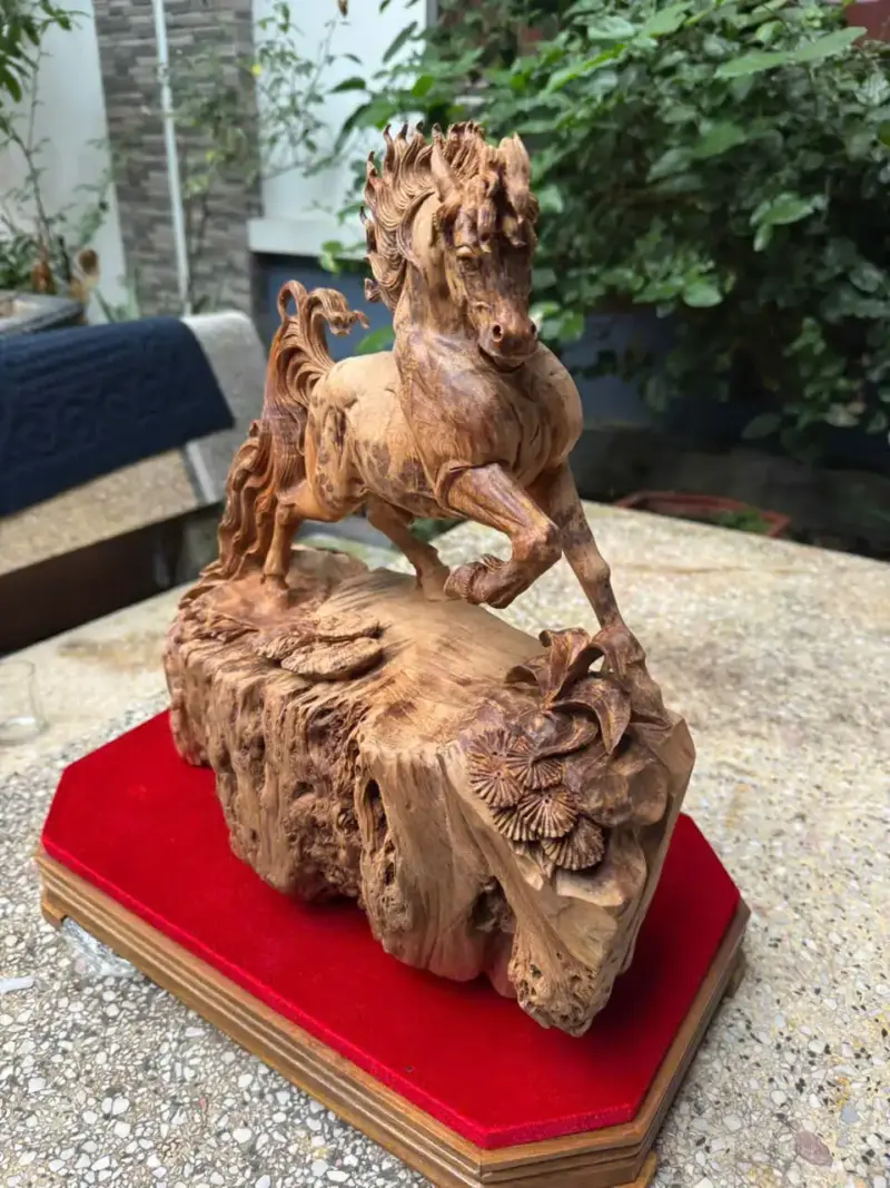 nhat-ma-thong-dong-go-nu-ngoc-G5780-5 Tượng Nhất Mã Thong Dong Gỗ Nu Ngọc Am Liền Khối Hàng Kỹ Nét Gai Nu Tự Nhiên G5780