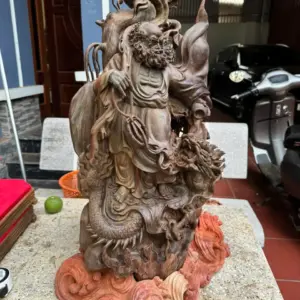su-to-at-ma-ung-duoi-goc-cay-b_306a709b Tượng Sư Tổ Đạt Ma Đứng Dưới Gốc Cây Bồ Đề Gỗ Trắc Cũ Đen VIP Liền Hàng Kỹ Nét Siêu Đẹp G5615