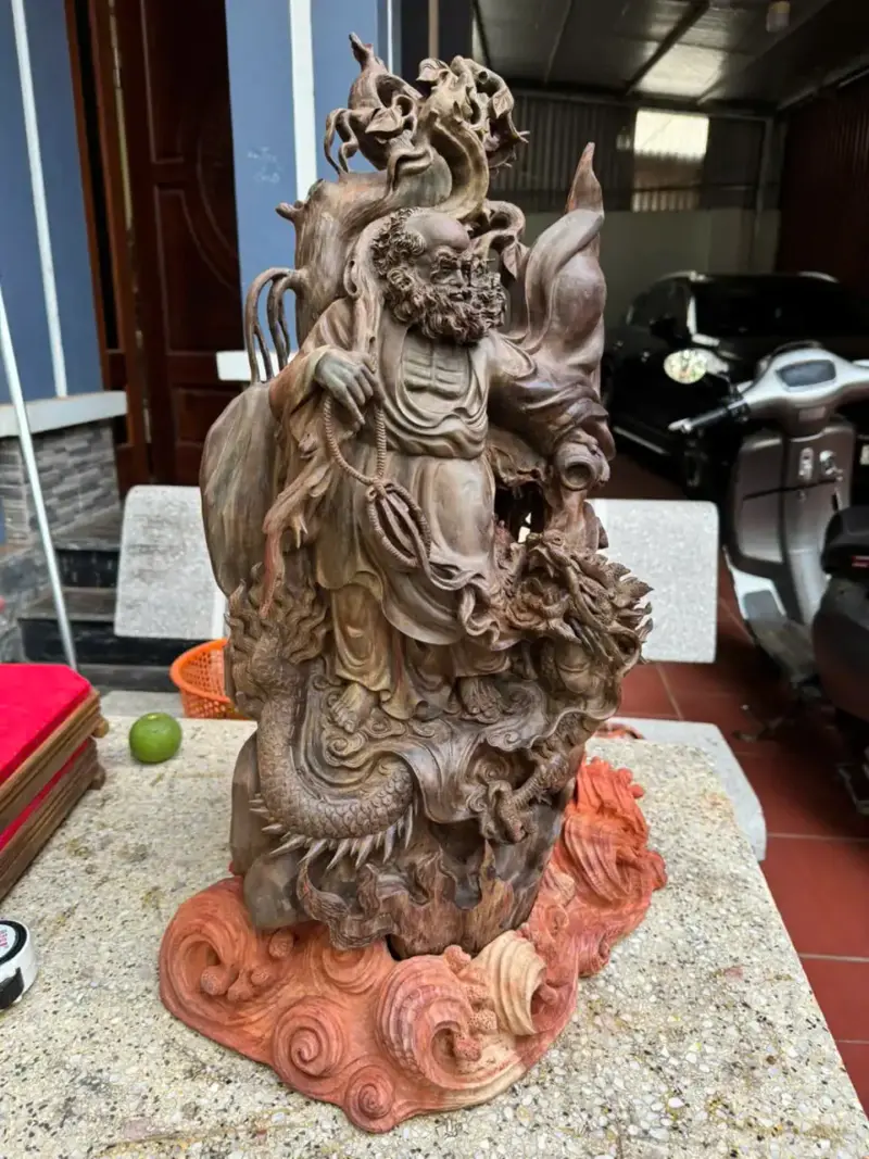 su-to-at-ma-ung-duoi-goc-cay-b_306a709b Tượng Sư Tổ Đạt Ma Đứng Dưới Gốc Cây Bồ Đề Gỗ Trắc Cũ Đen VIP Liền Hàng Kỹ Nét Siêu Đẹp G5615