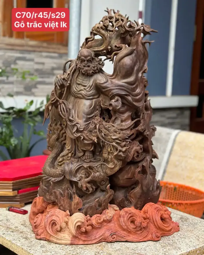 su-to-at-ma-ung-duoi-goc-cay-b_67c60bf1 Tượng Sư Tổ Đạt Ma Đứng Dưới Gốc Cây Bồ Đề Gỗ Trắc Cũ Đen VIP Liền Hàng Kỹ Nét Siêu Đẹp G5615