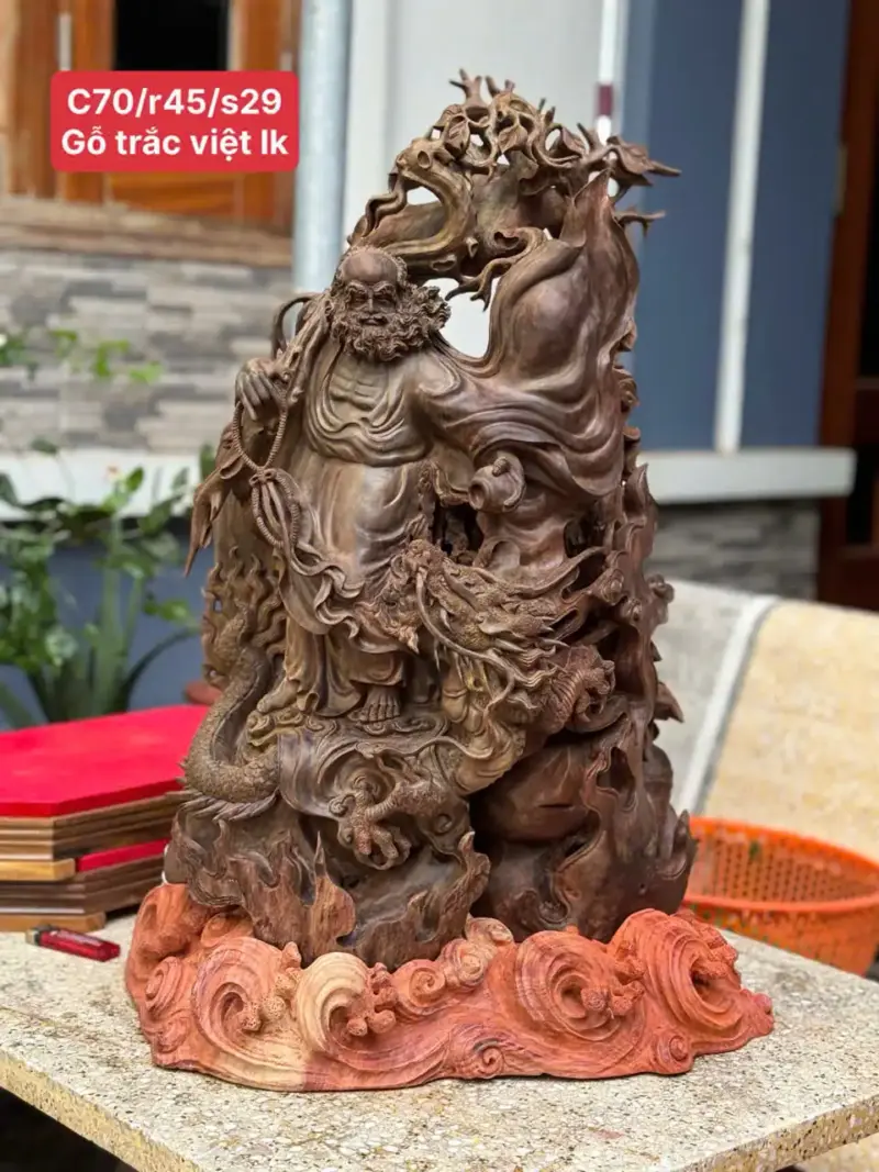 su-to-at-ma-ung-duoi-goc-cay-b_67c60bf1 Tượng Sư Tổ Đạt Ma Đứng Dưới Gốc Cây Bồ Đề Gỗ Trắc Cũ Đen VIP Liền Hàng Kỹ Nét Siêu Đẹp G5615