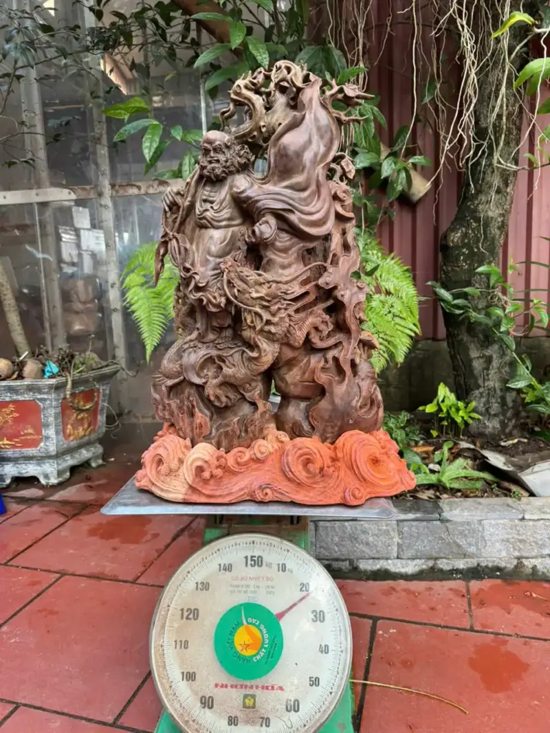 su-to-at-ma-ung-duoi-goc-cay-b_700ea7a5 Tượng Sư Tổ Đạt Ma Đứng Dưới Gốc Cây Bồ Đề Gỗ Trắc Cũ Đen VIP Liền Hàng Kỹ Nét Siêu Đẹp G5615