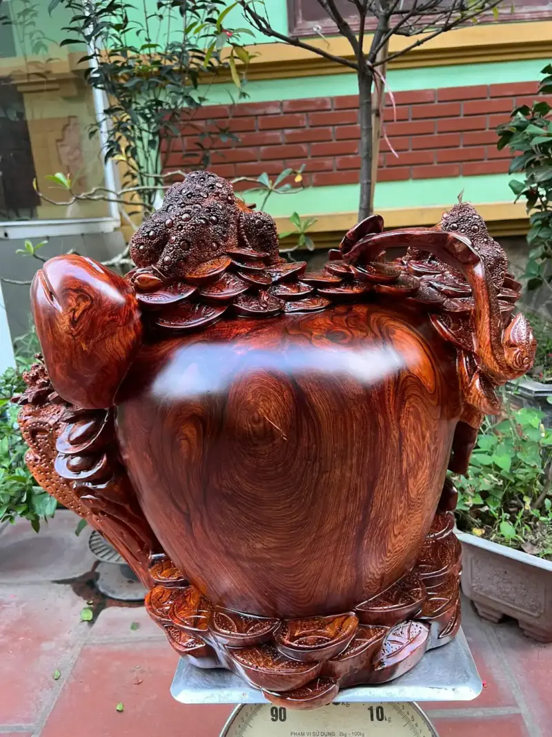 tam-coc-tran-G5616-2 Tượng Tam Cóc Trấn Chum Tiền Vàng Gỗ Cẩm Gia Lai Siêu Vân To Nặng Liền Khối G5616