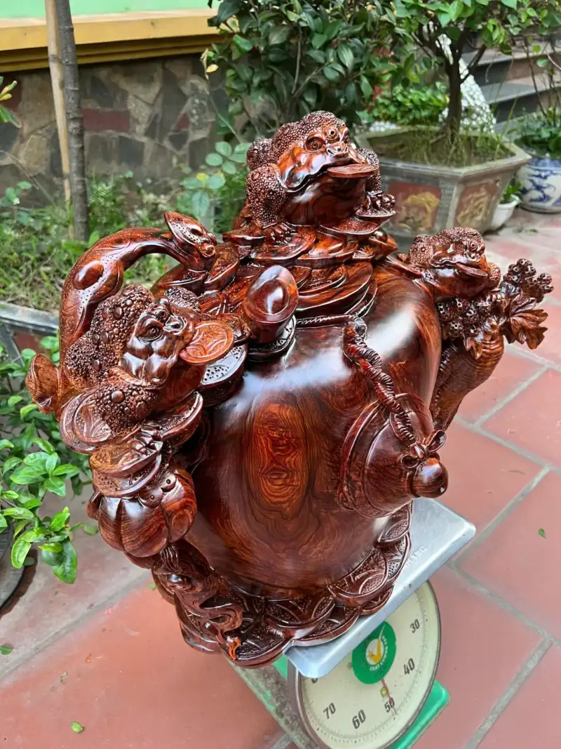 tam-coc-tran-G5616-3 Tượng Tam Cóc Trấn Chum Tiền Vàng Gỗ Cẩm Gia Lai Siêu Vân To Nặng Liền Khối G5616