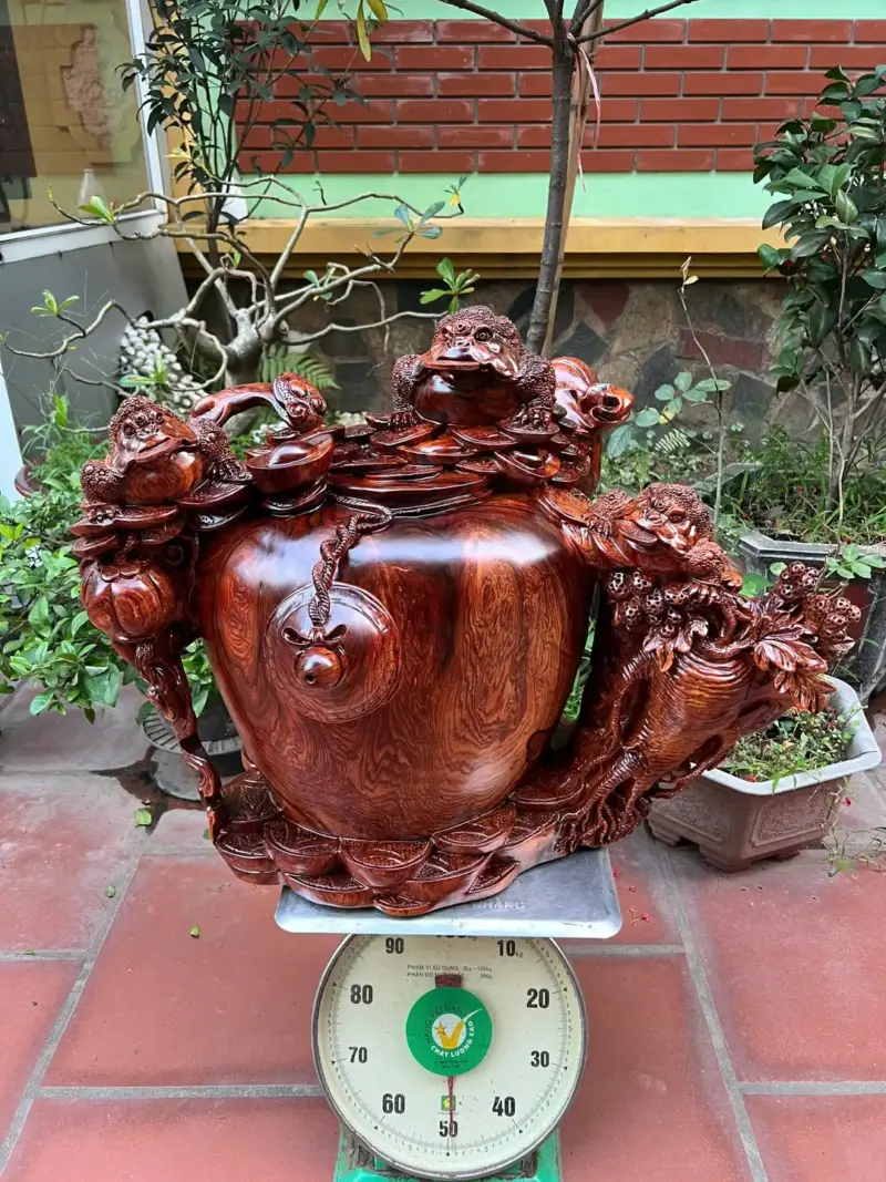 tam-coc-tran-G5616-5 Tượng Tam Cóc Trấn Chum Tiền Vàng Gỗ Cẩm Gia Lai Siêu Vân To Nặng Liền Khối G5616