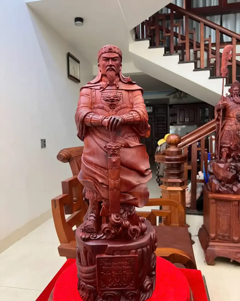 tran-quoc-tuan-G5477-2 Tượng Trần Quốc Tuấn Chống Kiếm Gỗ Tử Đàn Liền Khối G5477