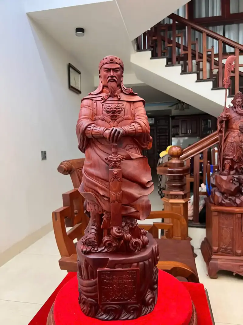 tran-quoc-tuan-G5477-2 Tượng Trần Quốc Tuấn Chống Kiếm Gỗ Tử Đàn Liền Khối G5477