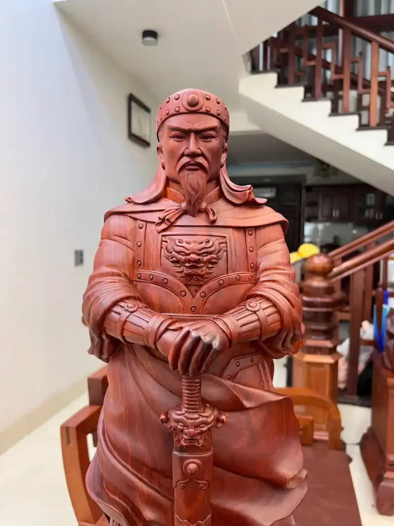 tran-quoc-tuan-G5477-3 Tượng Trần Quốc Tuấn Chống Kiếm Gỗ Tử Đàn Liền Khối G5477