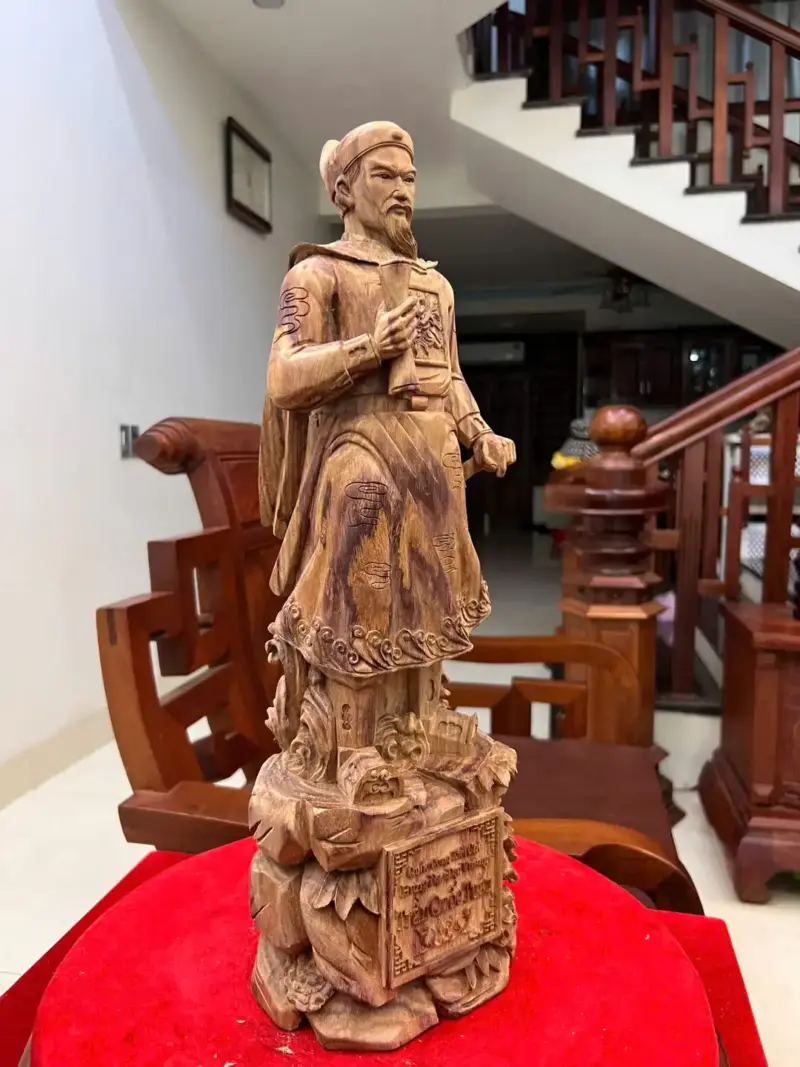 tran-quoc-tuan-G5525-4 Tượng Trần Quốc Tuấn Gỗ Sưa Bắc Vân Tím Lịm Có Sơn G5525