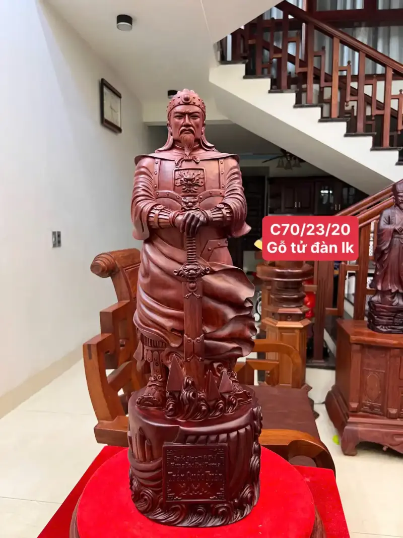 tran-quoc-tuan-G5579-1_1 Tượng Trần Quốc Tuấn Chống Kiếm Gỗ Tử Đàn Liền Khối Đục Kỹ Nét G5579