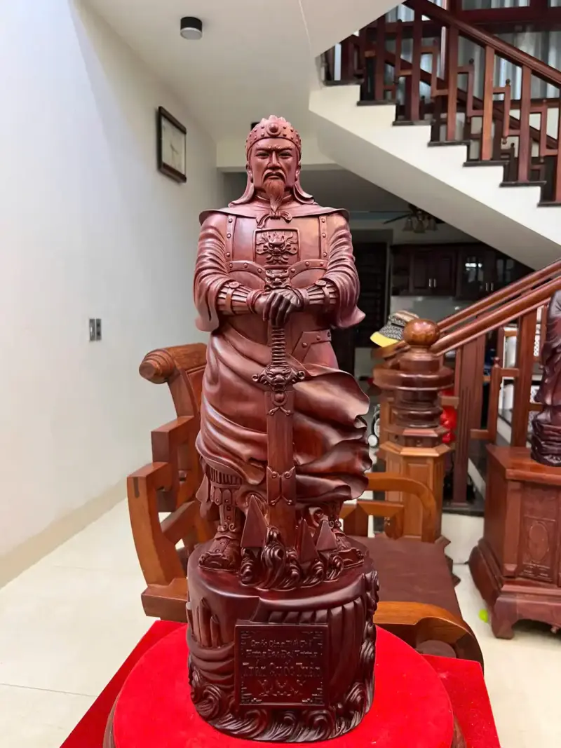 tran-quoc-tuan-G5579-2_1 Tượng Trần Quốc Tuấn Chống Kiếm Gỗ Tử Đàn Liền Khối Đục Kỹ Nét G5579