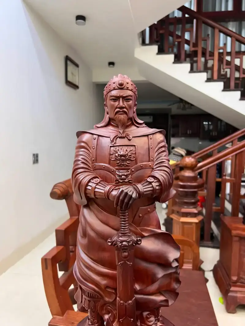 tran-quoc-tuan-G5579-3_1 Tượng Trần Quốc Tuấn Chống Kiếm Gỗ Tử Đàn Liền Khối Đục Kỹ Nét G5579