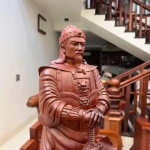 tran-quoc-tuan-G5579-4_1 Tượng Trần Quốc Tuấn Chống Kiếm Gỗ Tử Đàn Liền Khối Đục Kỹ Nét G5579