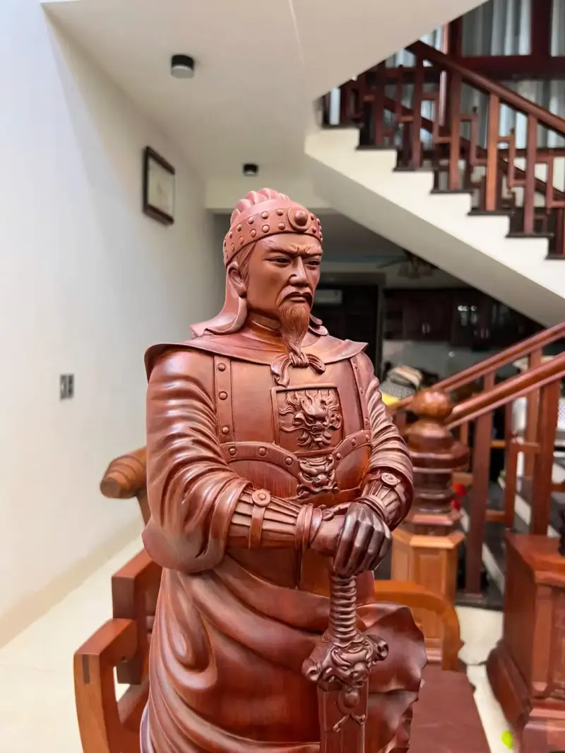tran-quoc-tuan-G5579-4_1 Tượng Trần Quốc Tuấn Chống Kiếm Gỗ Tử Đàn Liền Khối Đục Kỹ Nét G5579
