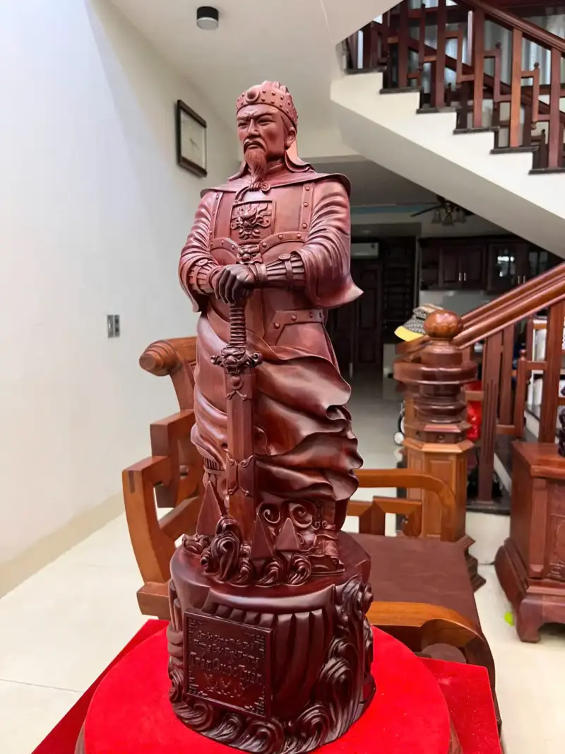 tran-quoc-tuan-G5579-6_1 Tượng Trần Quốc Tuấn Chống Kiếm Gỗ Tử Đàn Liền Khối Đục Kỹ Nét G5579