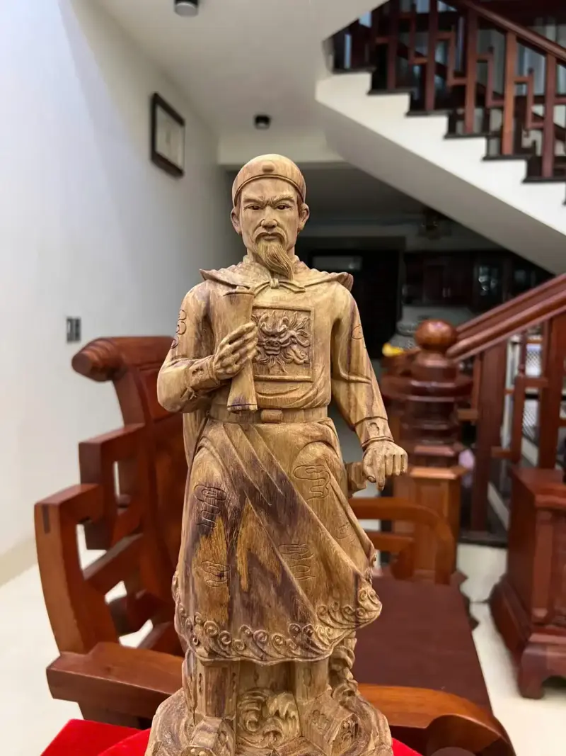 tran-quoc-tuan-G5590-6 Tượng Trần Quốc Tuấn Gỗ Sưa Bắc Vân Tím Có Sơn G5590
