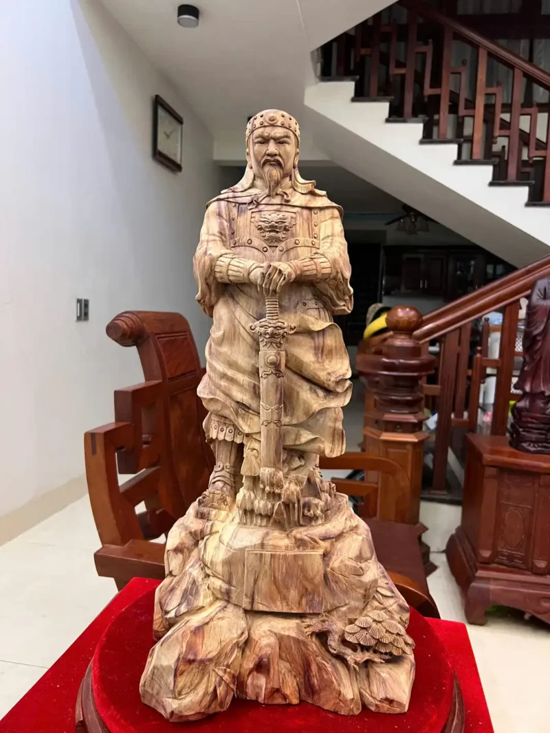 tran-quoc-tuan-G5893-2 Tượng Trần Quốc Tuấn Chống Kiếm Gỗ Sưa Bắc Liền Khối Đế Tự Nhiên To Mộc Đẹp Có Sơn G5893