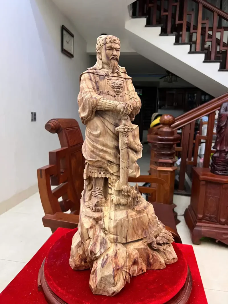 tran-quoc-tuan-G5893-4 Tượng Trần Quốc Tuấn Chống Kiếm Gỗ Sưa Bắc Liền Khối Đế Tự Nhiên To Mộc Đẹp Có Sơn G5893