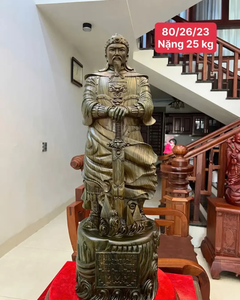 tran-quoc-tuan-G6098-1 Tượng Trần Quốc Tuấn Chống Kiếm Gỗ Trắc Xanh Liền Khối Đục Sắc Nét Vân Đẹp G6098