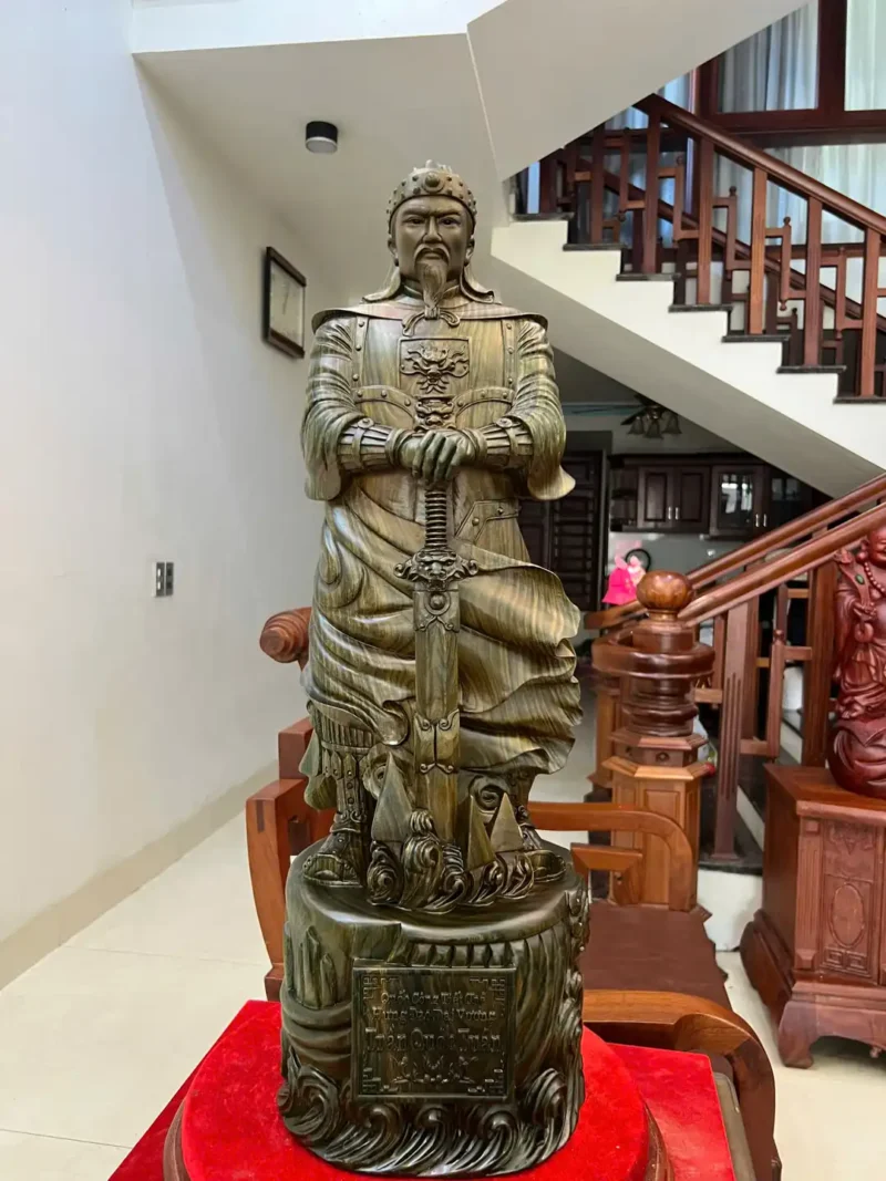 tran-quoc-tuan-G6098-2 Tượng Trần Quốc Tuấn Chống Kiếm Gỗ Trắc Xanh Liền Khối Đục Sắc Nét Vân Đẹp G6098