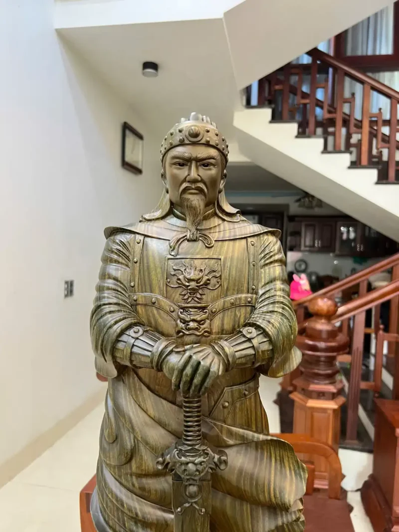 tran-quoc-tuan-G6098-3 Tượng Trần Quốc Tuấn Chống Kiếm Gỗ Trắc Xanh Liền Khối Đục Sắc Nét Vân Đẹp G6098