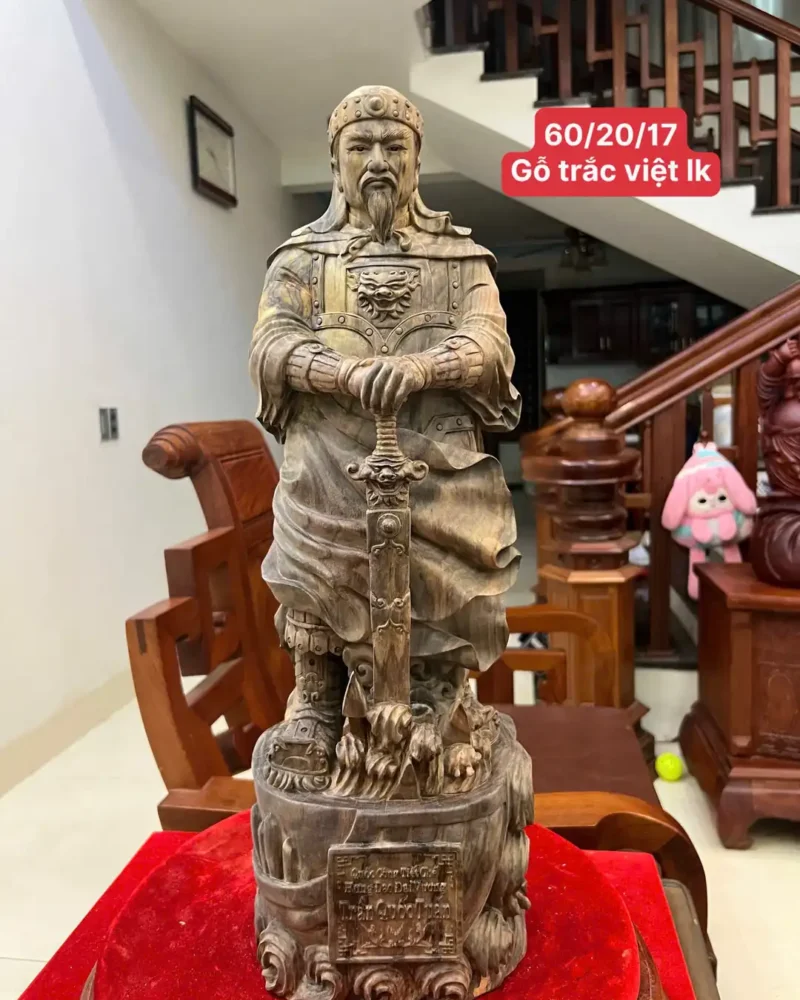 tran-quoc-tuan-G6212-1 Tượng Trần Quốc Tuấn Chống Kiếm Gỗ Trắc Đen Liền Khối Có Sơn G6212