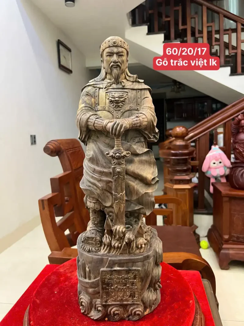 tran-quoc-tuan-G6212-1 Tượng Trần Quốc Tuấn Chống Kiếm Gỗ Trắc Đen Liền Khối Có Sơn G6212