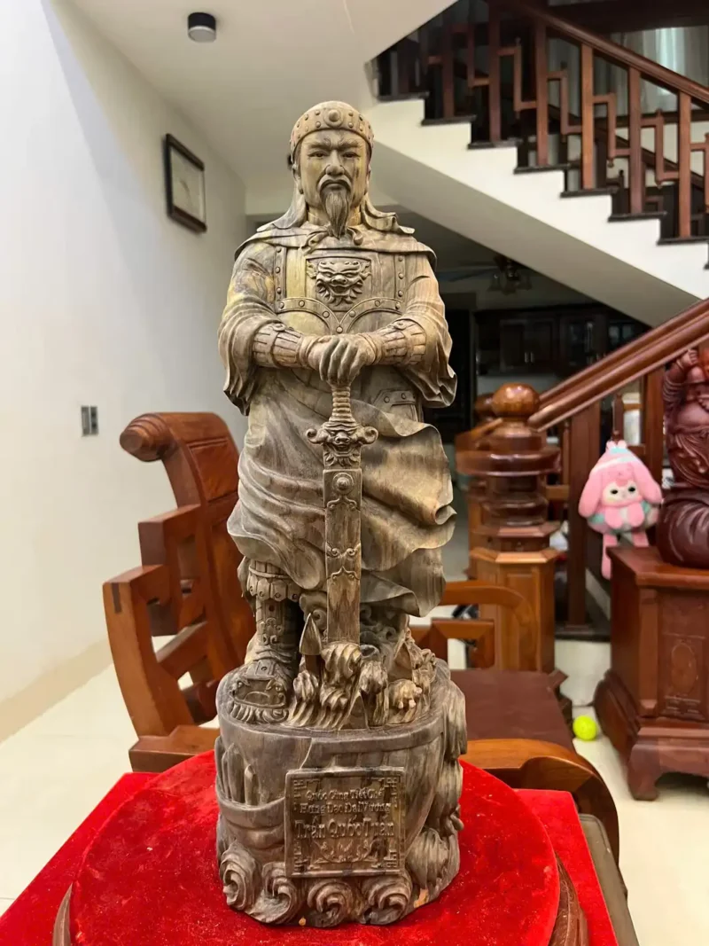 tran-quoc-tuan-G6212-2 Tượng Trần Quốc Tuấn Chống Kiếm Gỗ Trắc Đen Liền Khối Có Sơn G6212