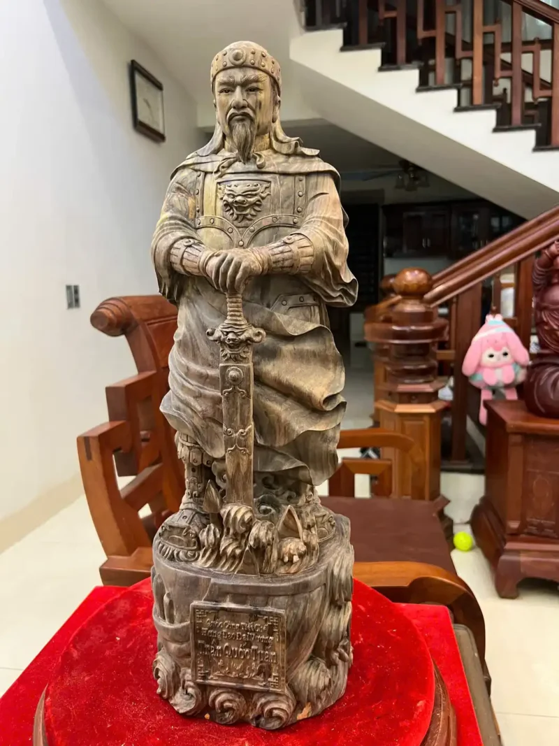 tran-quoc-tuan-G6212-3 Tượng Trần Quốc Tuấn Chống Kiếm Gỗ Trắc Đen Liền Khối Có Sơn G6212