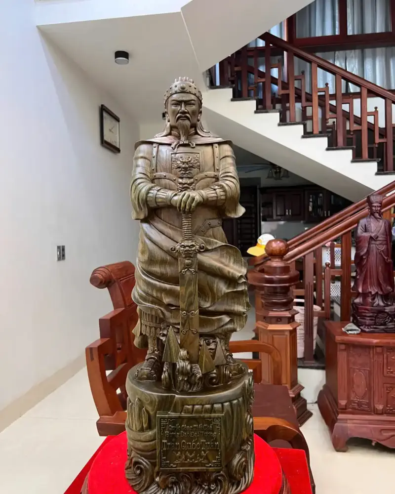 tran-quoc-tuan-chong-kiem-go-trac-xanh-G5139-2_Trần Quốc Tuấn Chống Kiếm Gỗ Trắc Xanh Đẹp Víp Giá 15.500 Triệu Kích Thước Cao 81cm, Ngang 27cm, Sâu 25cm Tượng Trần Quốc Tuấn Chống Kiếm Gỗ Trắc Xanh Đẹp Víp Liền Khối G5139
